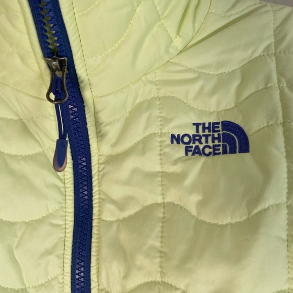 The North Face Women's Puffer Jacket in Lime Green and Blue - Picture 4 of 15
